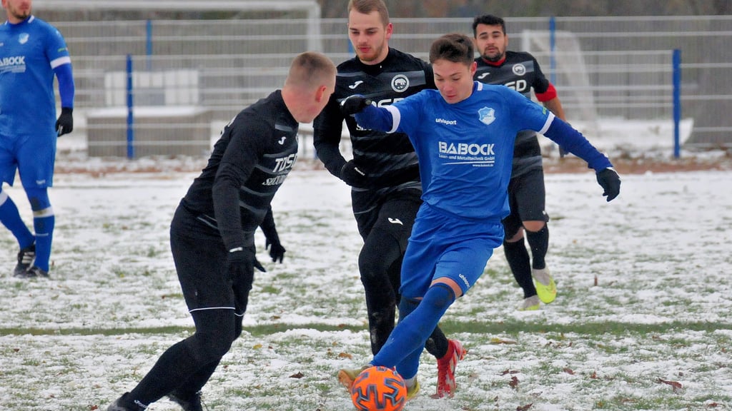 Noel Stegemann (r.) und die TSG Calbe konnten im Heimspiel gegen Einheit Bernburg erneut jubeln.