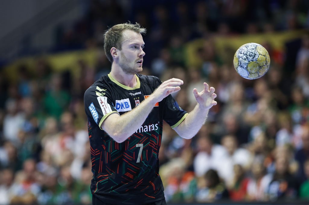 Der Magdeburger Felix Claar spielt den Ball.