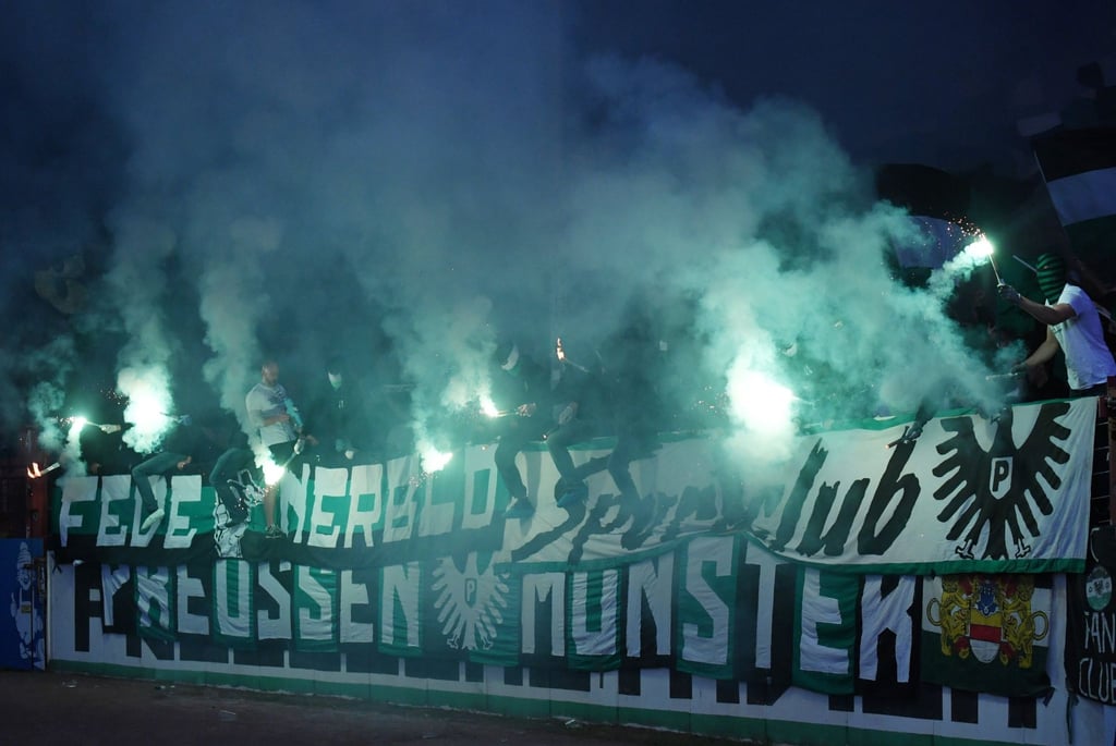 Die Fans von Preußen Münster zünden Bengalos.