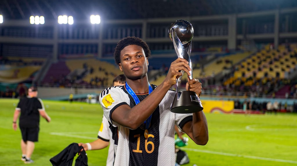 Stolz präsentiert Winners Osawe von RB Leipzig den WM-Pokal seiner U17-Auswahl.