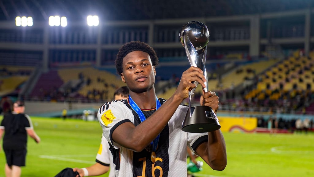 Stolz präsentiert Winners Osawe von RB Leipzig den WM-Pokal seiner U17-Auswahl.