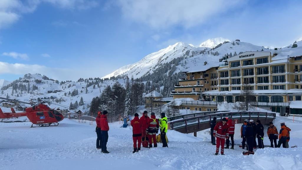 Einsatzteams mit Rettungshubschraubern nahe der Unglücksstelle in der Gegend der Seekarspitze bei Obertauern im Bundesland Salzburg.