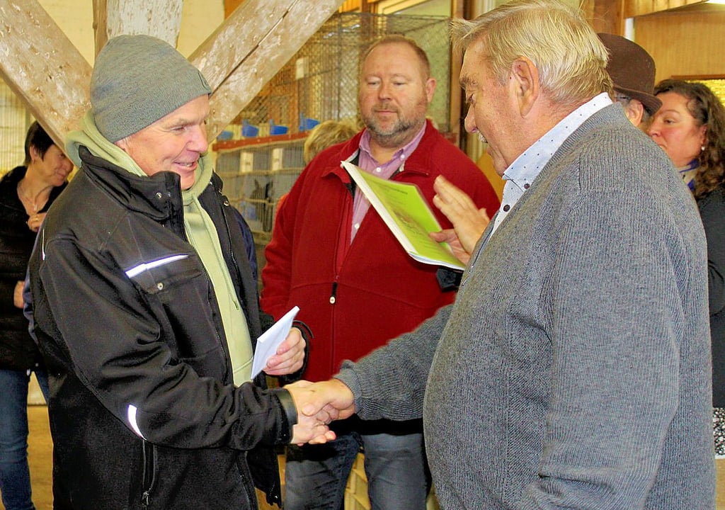 Vereinsvorsitzender Hartmut Täger (r.) konnte von Bürgermeister Matthias Horsika eine kleine Gratifikation für die aktive Vereinsarbeit entgegennehmen.