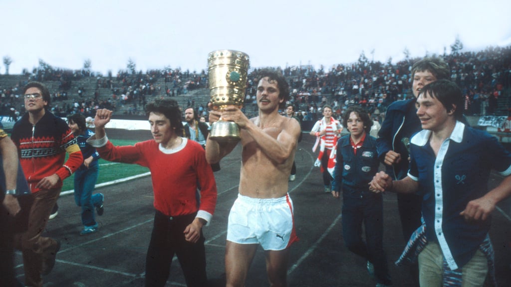 1980 gewann Fortuna Düsseldorf den DFB-Pokal gegen den 1. FC Köln. Günter Bansemer zeigt hier stolz die Trophäe auf der Ehrenrunde.