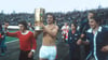 1980 gewann Fortuna Düsseldorf den DFB-Pokal gegen den 1. FC Köln. Günter Bansemer zeigt hier stolz die Trophäe auf der Ehrenrunde.