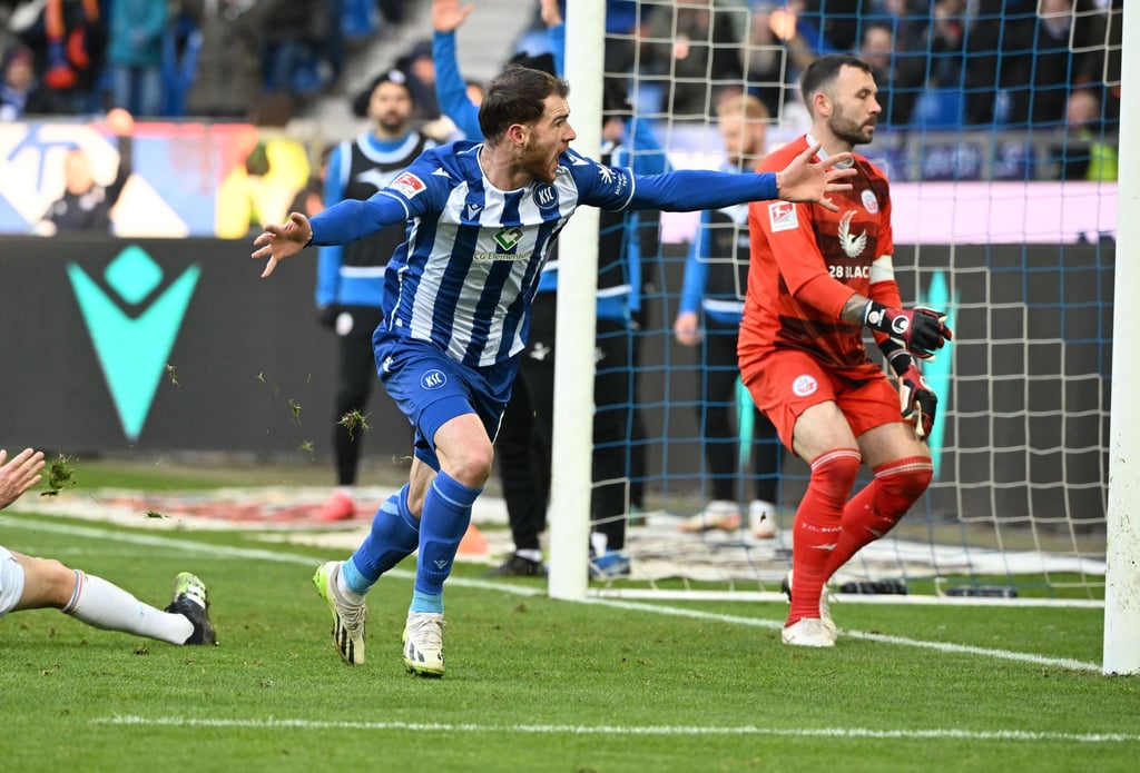 Budu Siwsiwadse (l) rettete seinem KSC einen Punkt gegen Rostock.