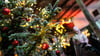 Ein geschmückter Weihnachtsbaum leuchtet auf dem Adventsmarkt im Vollblutgestüt.