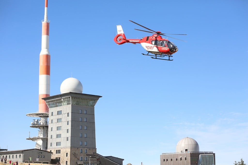 Ein Rettungshubschrauber der „DRF Luftrettung“ landet auf dem Brocken im Harz.