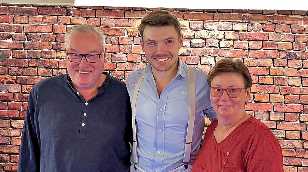 Bernd Schlicht (links) und Partnerin Sonja Lier freuen sich sehr über den Besuch von Singer-Songwriter „ÖXL“ alias Victor Marnitz.