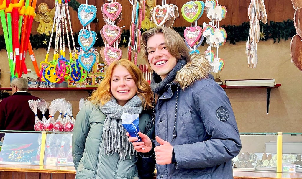 Ein Weihnachtsmarkt-Besuch für 15 Euro: Johanna Ahlsleben (links) und Nils Sänger haben das in Halberstadt ausprobiert.