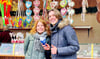Ein Weihnachtsmarkt-Besuch für 15 Euro: Johanna Ahlsleben (links) und Nils Sänger haben das in Halberstadt ausprobiert. 