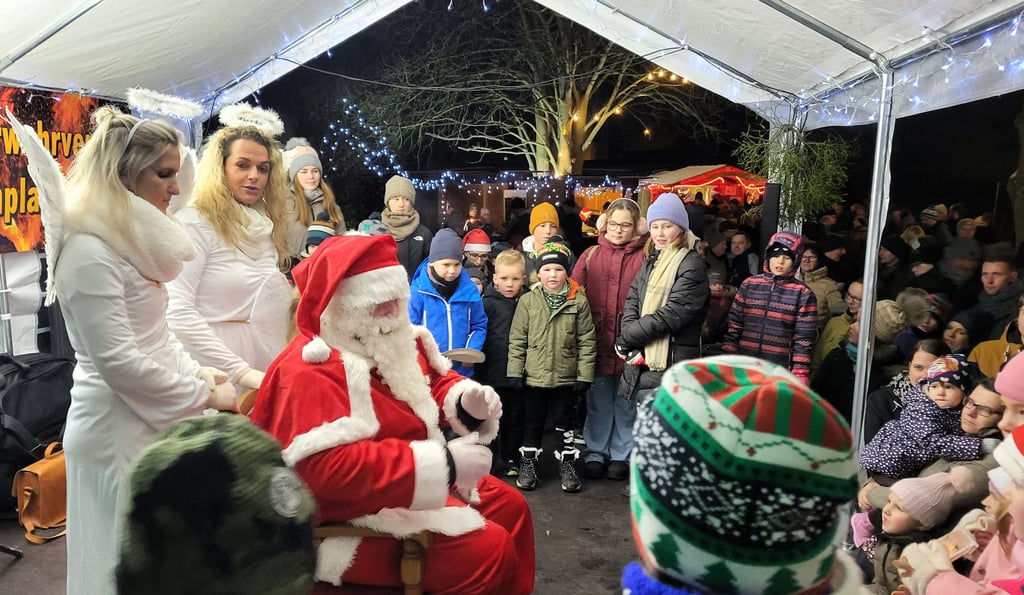 Viele Kinder empfingen den Weihnachatsmann in Begleitung seiner Engel auf dem zweiten Weihnahtsmrkt in Altenplathow am Samstag.