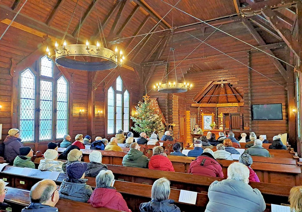 Die ersten Besucher kommen bei der Andacht am Samstag in der Stabkirche Stiege in den Genuss der neuen Sitzbankheizung.