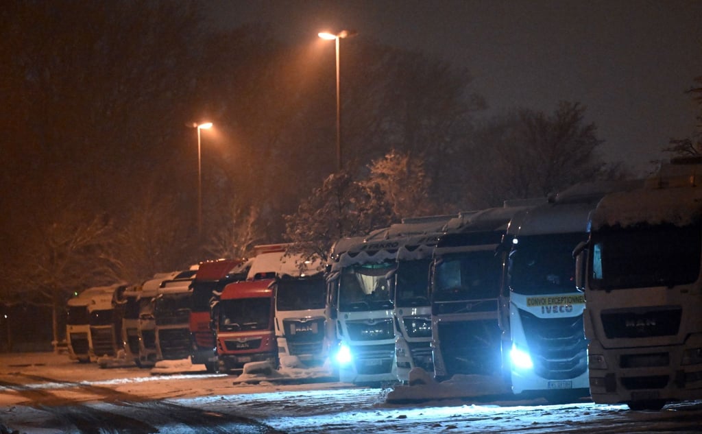 Lastkraftwagen stehen auf einem Autobahnparkplatz.