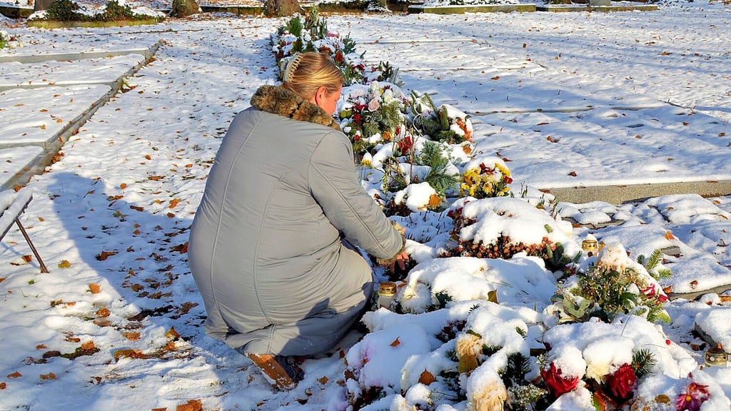 Stadtmitarbeiterin Carolin Axmann sichtet auf dem Wanzleber Friedhof die Grabbeigaben.