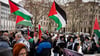 Menschen nehmen in Kreuzberg an einer propalästinensischen Demonstration teil.