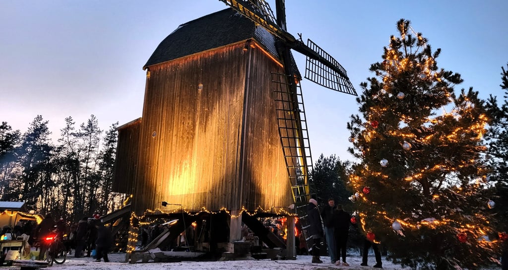 Einzigartige weihnachtliche Stimmung beim Weihnachtsmarkt am Samstag rund um die Bockwindmühle in Parchen.
