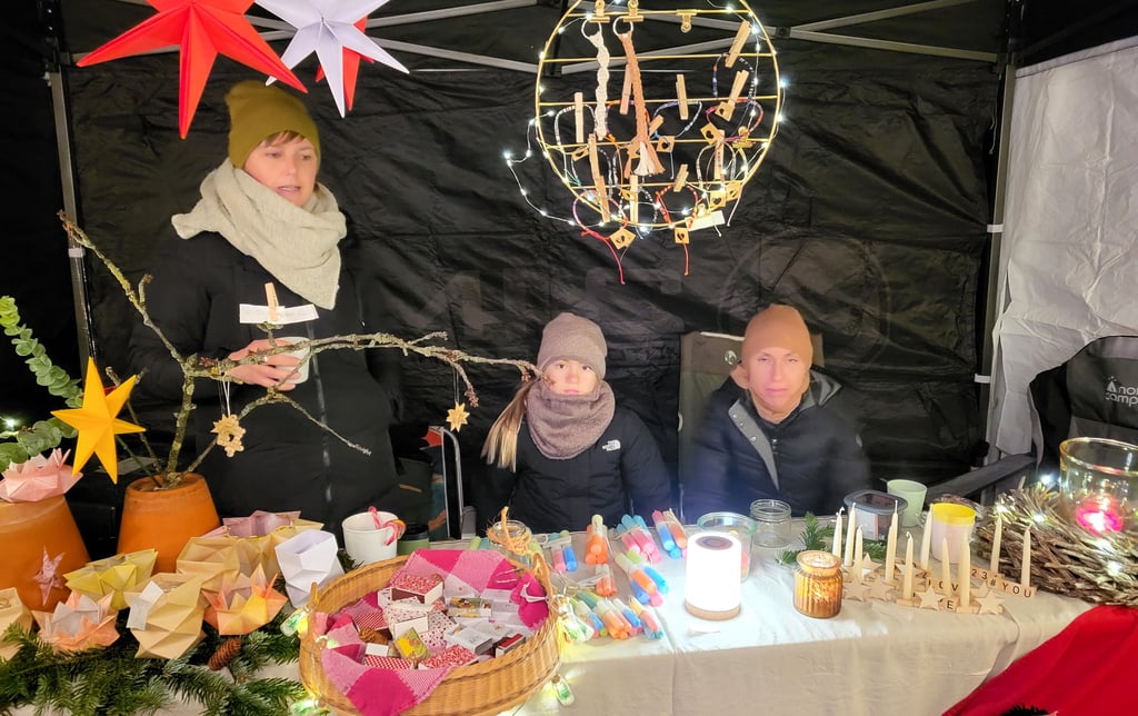 Selbst gestalte, kleine Weihnachtsgeschenke wurden an diesem Stand auf dem zweiten Altenplathower Weihnachtsmarkt angeboten.