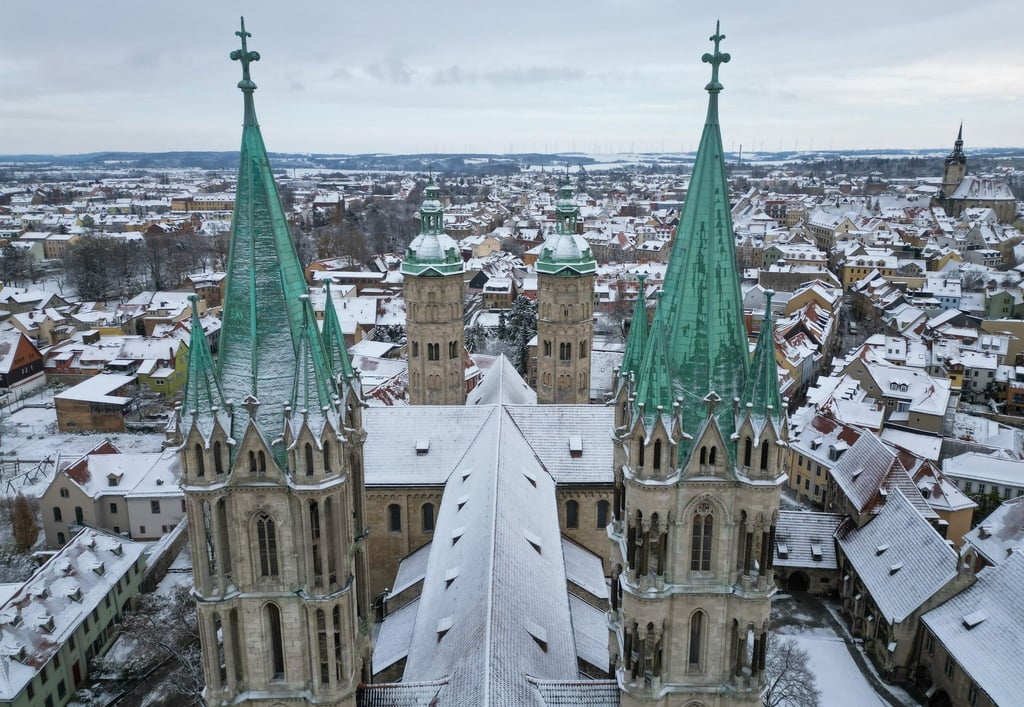 Schnee bedeckt den historischen Dom in Naumburg.