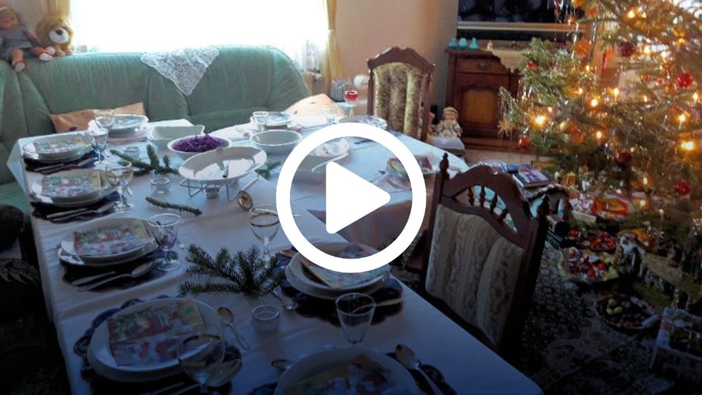 Silberbesteck, weißes Geschirr mit Goldrand, Servietten und  etwas Tannengrün   - so sieht die Festtagstafel bei Familie Jentsch aus.  