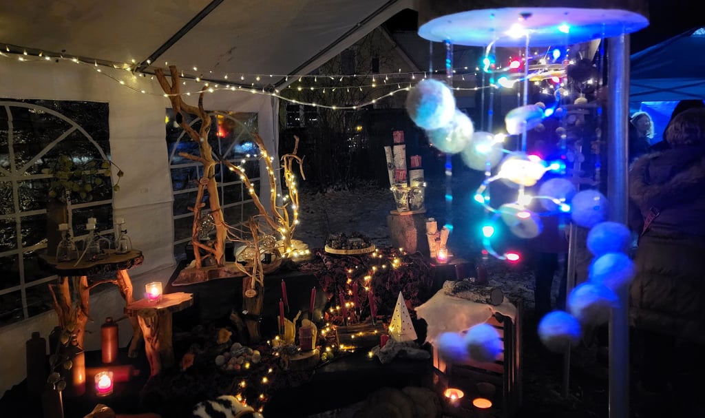 Selbst gestaltete weihnachtliche Deko trägt zur anheimelnden Stimmung bei.