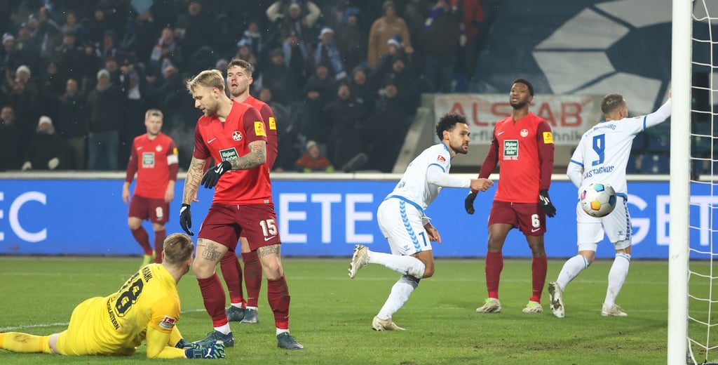 Dreht nach seinem Kopfballtor zum 2:1 mit Magdeburgs Stürmer Luc Castaignos (r.) zum Jubel ab: Herbert Bockhorn.
