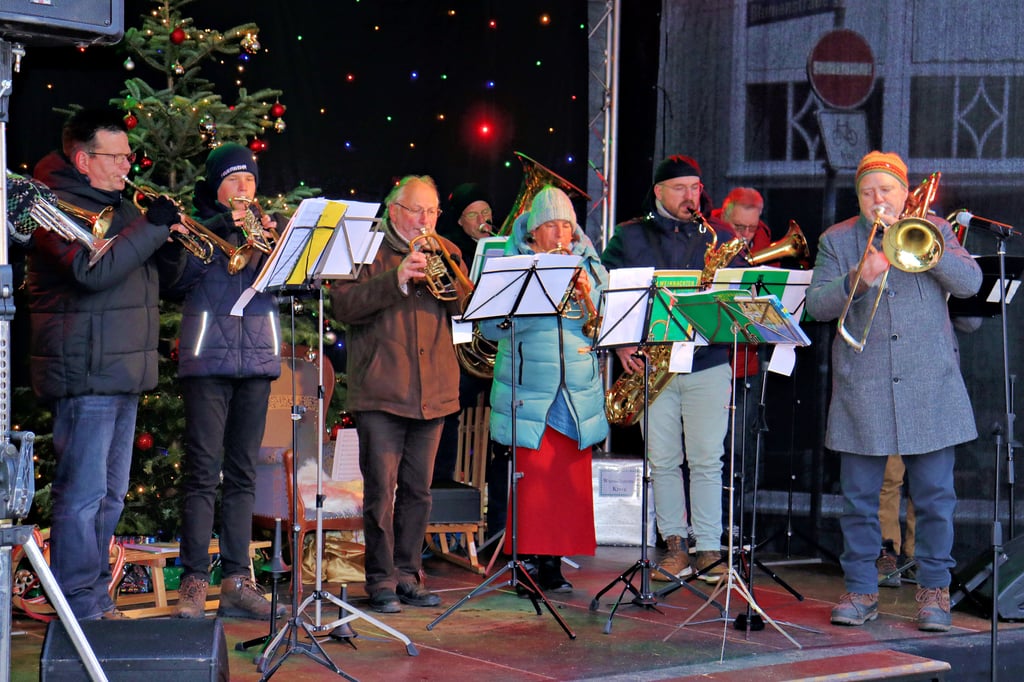 Die Nicolai-Bläser umrahmten das Markttreiben in Osterburg mit weihnachtlichen Weisen.