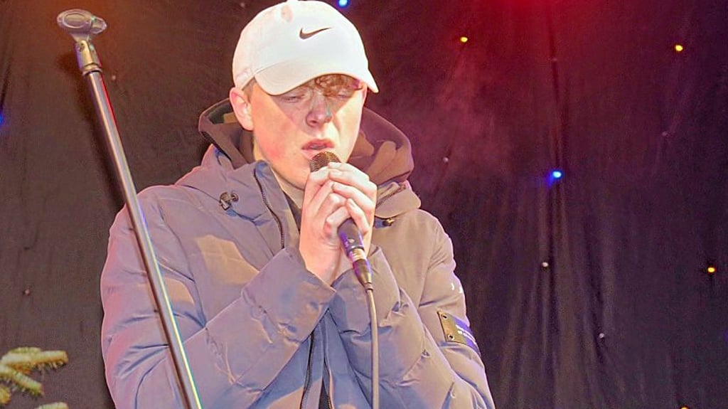 Fritz Speck auf der Weihnachtsmarktbühne in Osterburg, im Norden von Sachsen-Anhalt im Kreis Szendal. Der 18-Jährige begeistert mit seinen Power-Balladenund sorgt für Gänsehautmomente.
