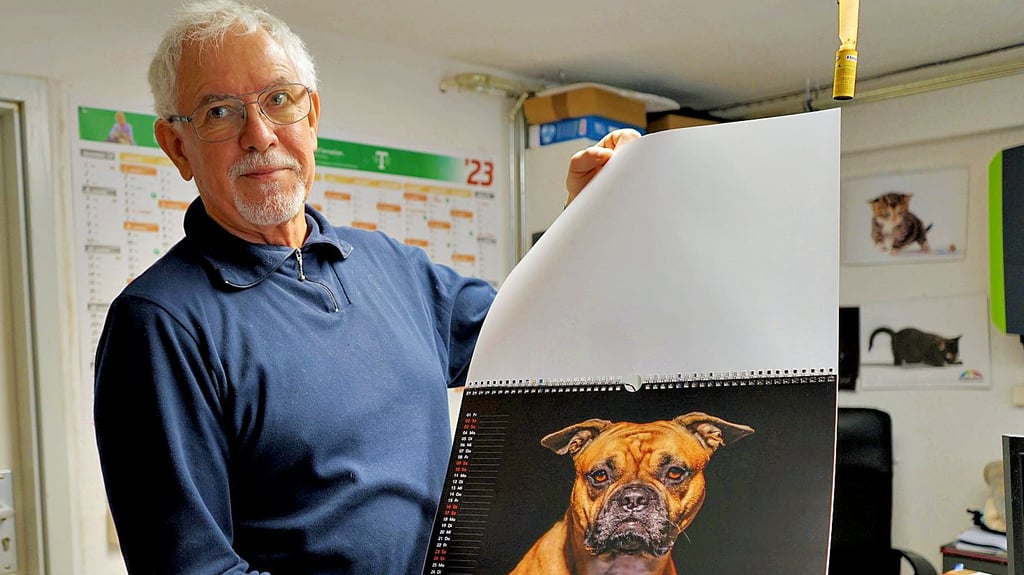 Otfried Müller präsentiert den neuen Kalender im Tierheim.