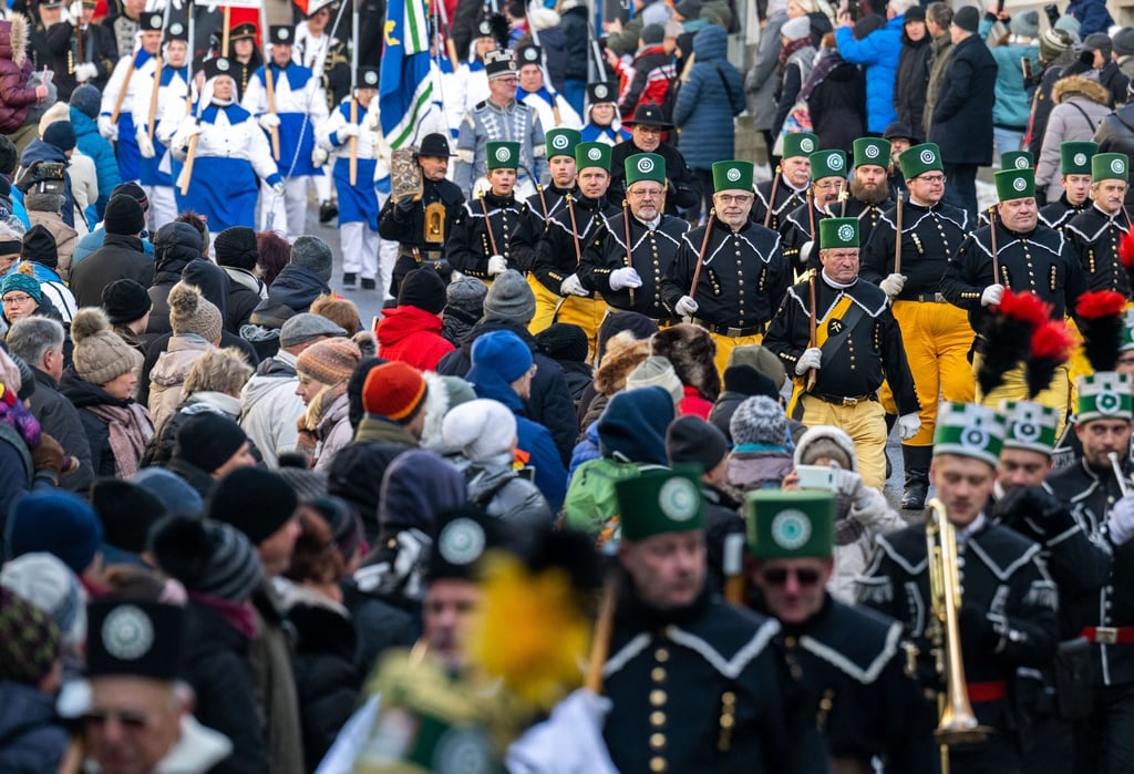 Trachtenträger der Bergmanns-, Hütten- und Knappenvereinen marschieren durch die Gassen von Annaberg-Buchholz.
