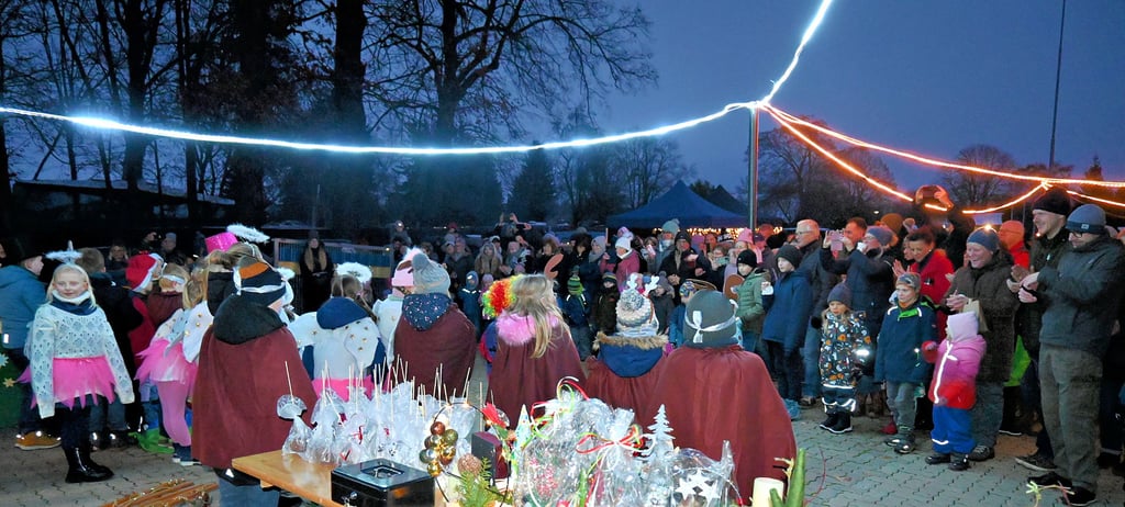 Die Hortkinder haben für eine Zirkusvorstellung fleißig geübt. Sie bekamen von den zahlreichen Besuchern des Weihnachtsmarktes viel Applaus.