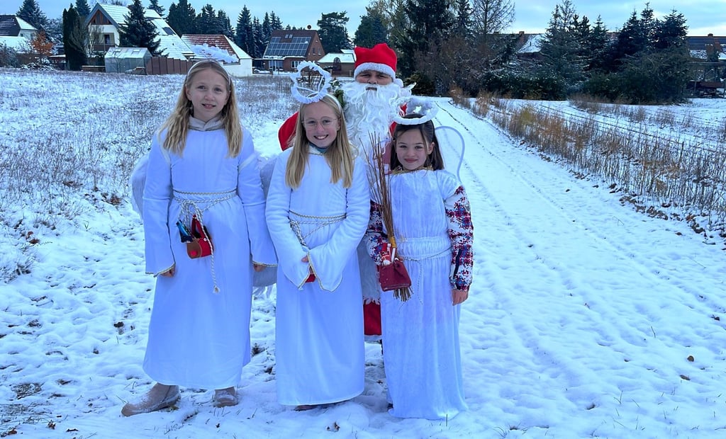 Auch der Parchener Weihnachtsmarkt auf dem Mühlenberg bekam Besuch vom Weihnachtsmann in Begleitung von drei Engeln.