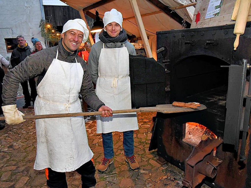 Stefan und Moritz am Brotbackofen.