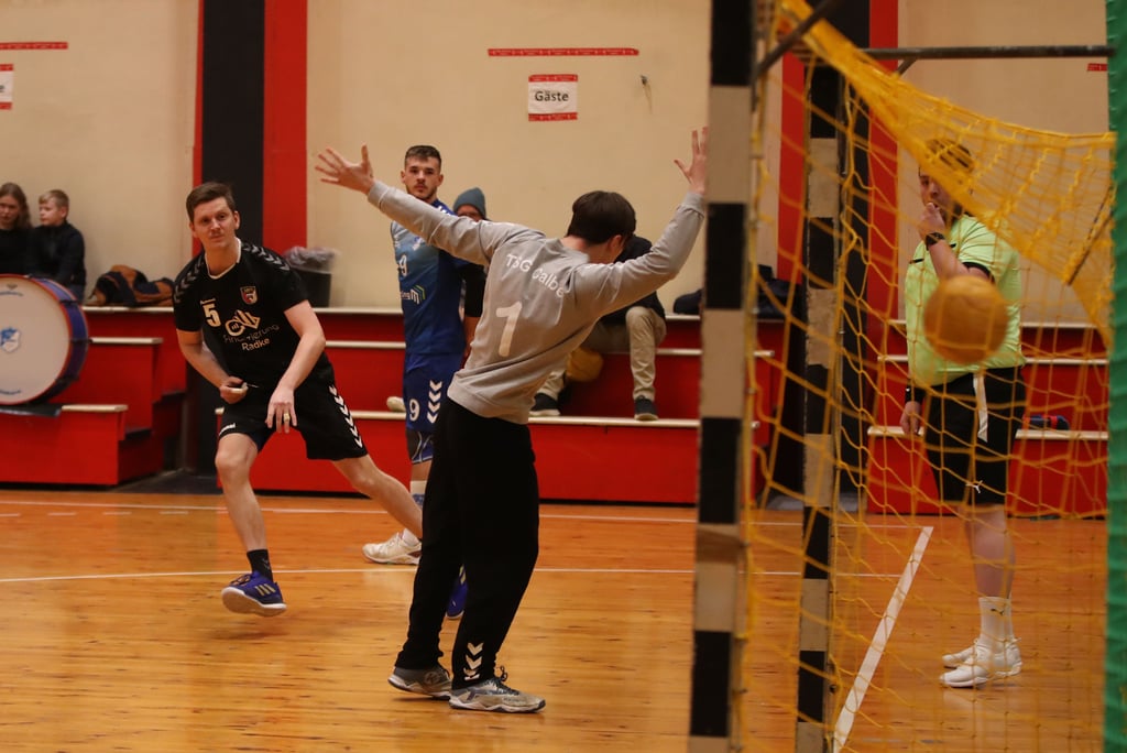 Mathias Müller (links) versenkte den Ball hier und steuerte insgesamt elf Tore zum Remis bei.