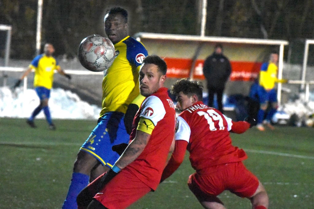 Usman Taiwo (links) hat gegen Thalheim seinen neunten Saisontreffer erzielt.