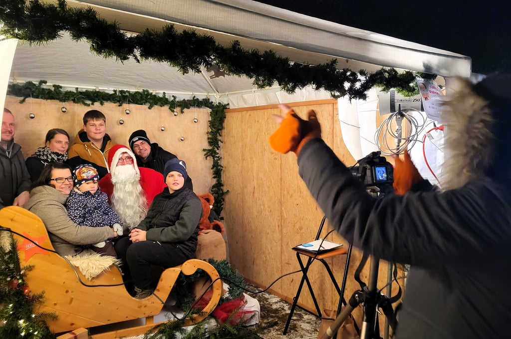 Ein Familienfoto mit Weihnachatsann im Schlitten - Foto König machte es auf dem zweiten Weihnachtsmarkt in Altenplathow möglich.