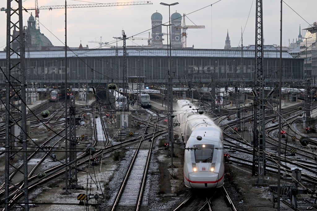 Die Züge der Deutschen Bahn sind nicht immer pünktlich.