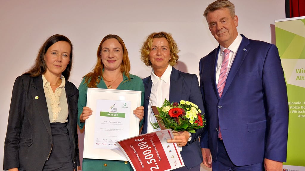Erstmals ist der Wirtschaftspreis Altmark 2023 in der Kategorie Tourismus & Gastronomie vergeben worden. Der Gewinner ist: Hotel Schloss Tangermünde. Die Hotelchefin Melanie Busse und ihre Projektmanagerin (2. und 3. von rechts) mit den Laudatoren Carla Reckling-Kurz (ART) und André Rummel (IHK Magdeburg).