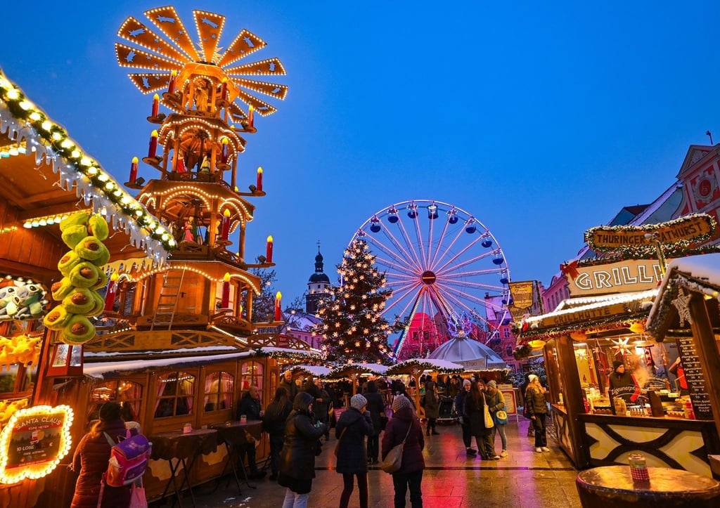 Ein Riesenrad und eine Pyramide drehen sich auf dem Cottbuser Weihnachtsmarkt der 1000 Sterne.