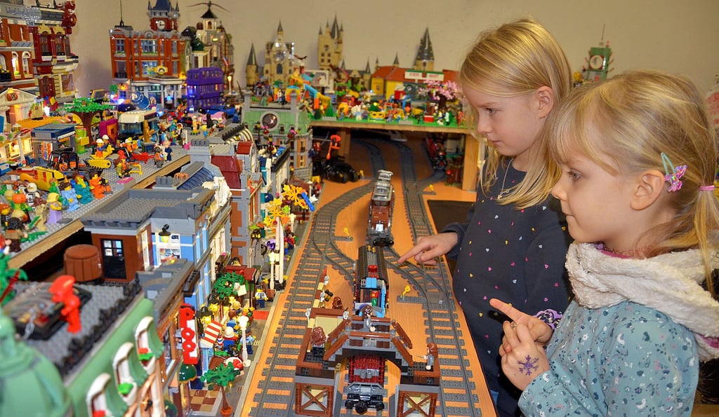 Magda (7) und Ava (5) Kurtze staunen über die „Lego-Stadt“ in der Ausstellung.