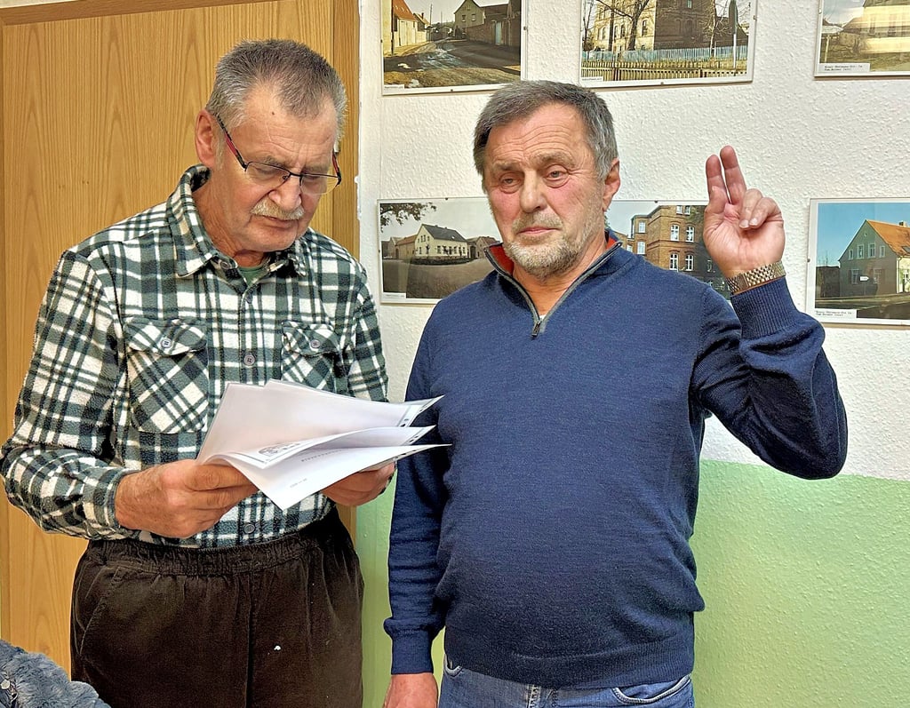 Vom Gemeinderat Dieter Kasten ist Bördeaue-Bürgermeister Peter Fries (rechts) auf die gewissenhafte Erfüllung seiner Aufgaben vereidigt worden.