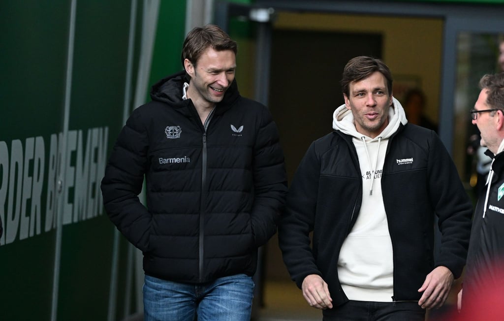 Werders Leiter Lizensspieler, Clemens Fritz (r), und Simon Rolfes, Sportdirektor von Bayer Leverkusen, kommen ins Stadion.