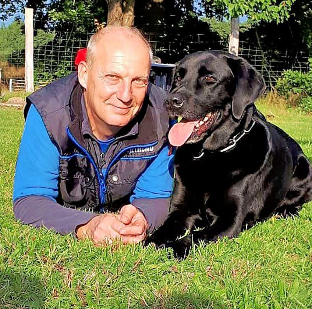Mit dem Hund auf Augenhöhe sein – das sind Michael Wagner aus Havelberg und Labrador Julius seit 13 Jahren. Das ist auch das, was der Hundetrainer den Menschen in seinen Trainingseinheiten vermittelt.