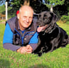 Mit dem Hund auf Augenhöhe sein – das sind Michael Wagner aus Havelberg und Labrador Julius seit 13 Jahren. Das ist auch das, was der Hundetrainer den Menschen in seinen Trainingseinheiten vermittelt.