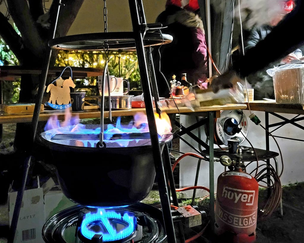 Viele Zuckerhüte gingen bei der Live-Zubereitung von Feuerzangenbowle am Freitag beim Adventsfest auf dem Vereinsgelände an der Genthiner Feldstraße in Flammmen auf.