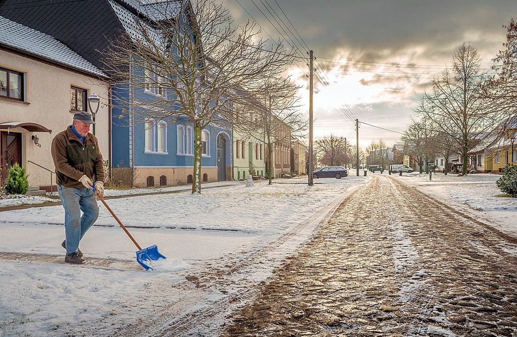 Odin Markmann schiebt den Schnee von seiner Auffahrt an der Dornburger Hauptstraße. Genau jene Straße wurde zum Knackpunkt der Diskussionen in Ortschaftsrat zu den geplanten Erhöhungen der Regenwasserbeseitigung. Denn: Auf der linken Seite der Straße fließt das Wasser durch von Anwohner bezahlte Rohre, auf der rechten Seite fließt es auf der Straße entlang. Ein Rohrsystem oder Gullys gibt es rechterhand nicht.