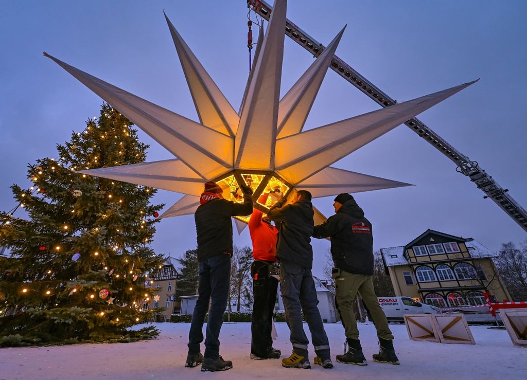 Ein Herrnhuter Stern mit mehr als fünf Metern Durchmesser wird auf dem Marktplatz aufgebaut.
