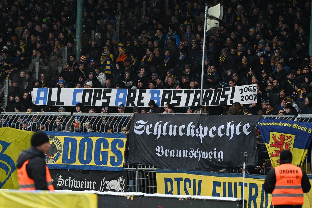 Der Club Eintracht Braunschweig hat seine Fans für das beleidigende Plakat im Stadion kritisiert.