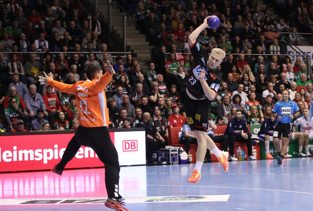 SCM-Kreisläufer Magnus Saugstrup wirf hier eines seiner insgesamt vier Tore gegen Gummersbachs Torwart Daniel Rebmann.