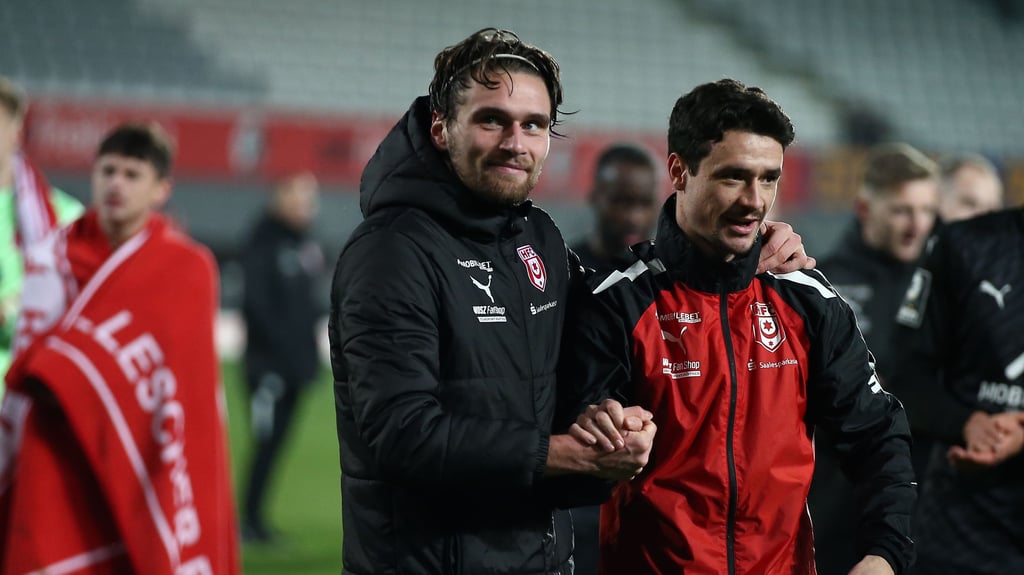 Niklas Landgraf (r.) stand beim Sieg in Freiburg schon wieder im Kader.
